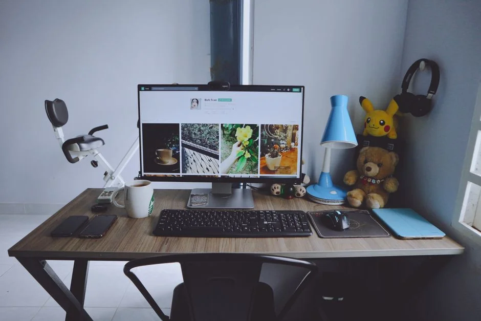 Un espace de travail moderne équipé de deux écrans d’ordinateur affichant des projets de conception web, mettant en avant la technologie et la productivité.